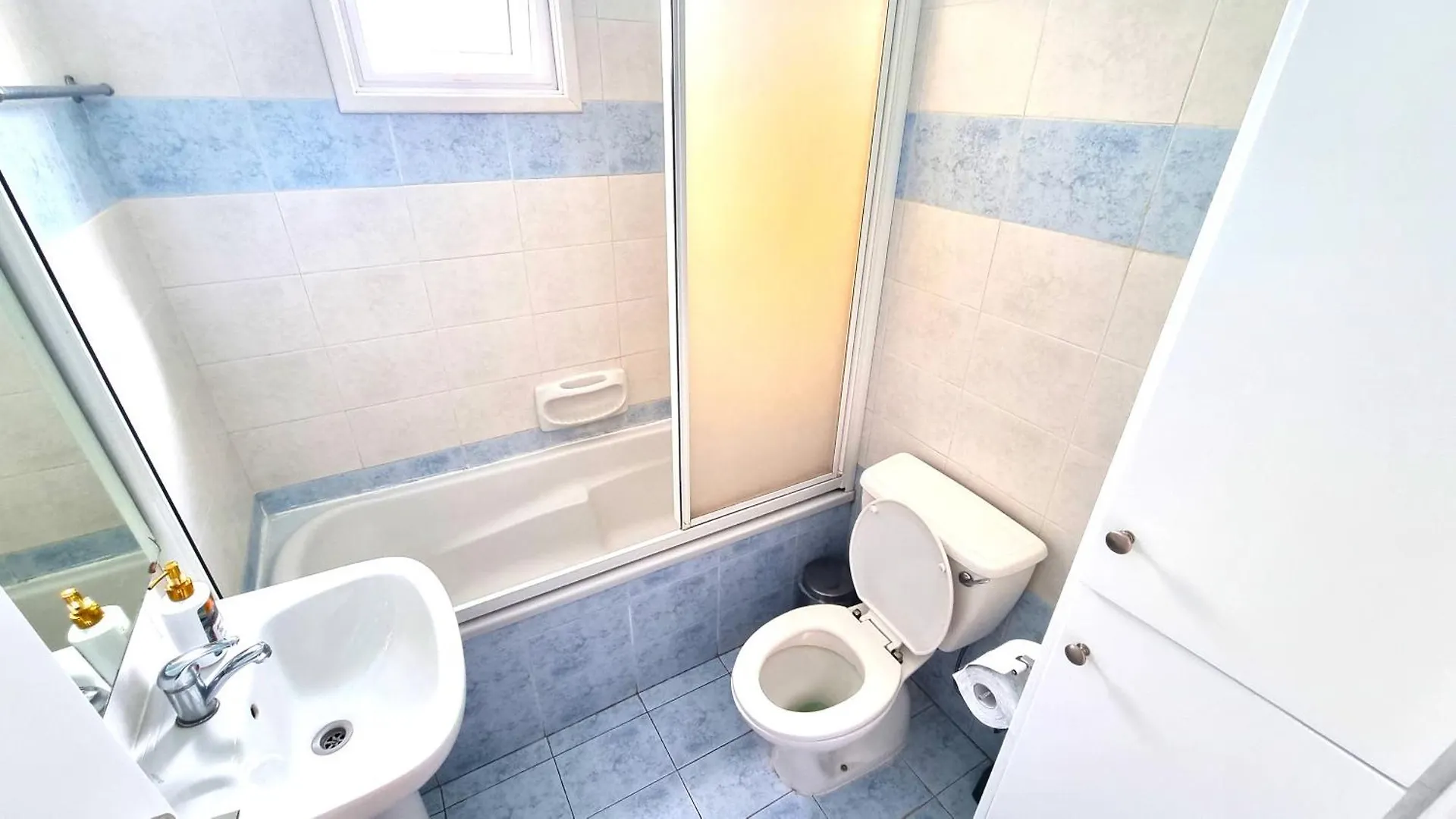 아파트 2Br Apt Coastal Comfort With Internet Access 라르나카 키프로스