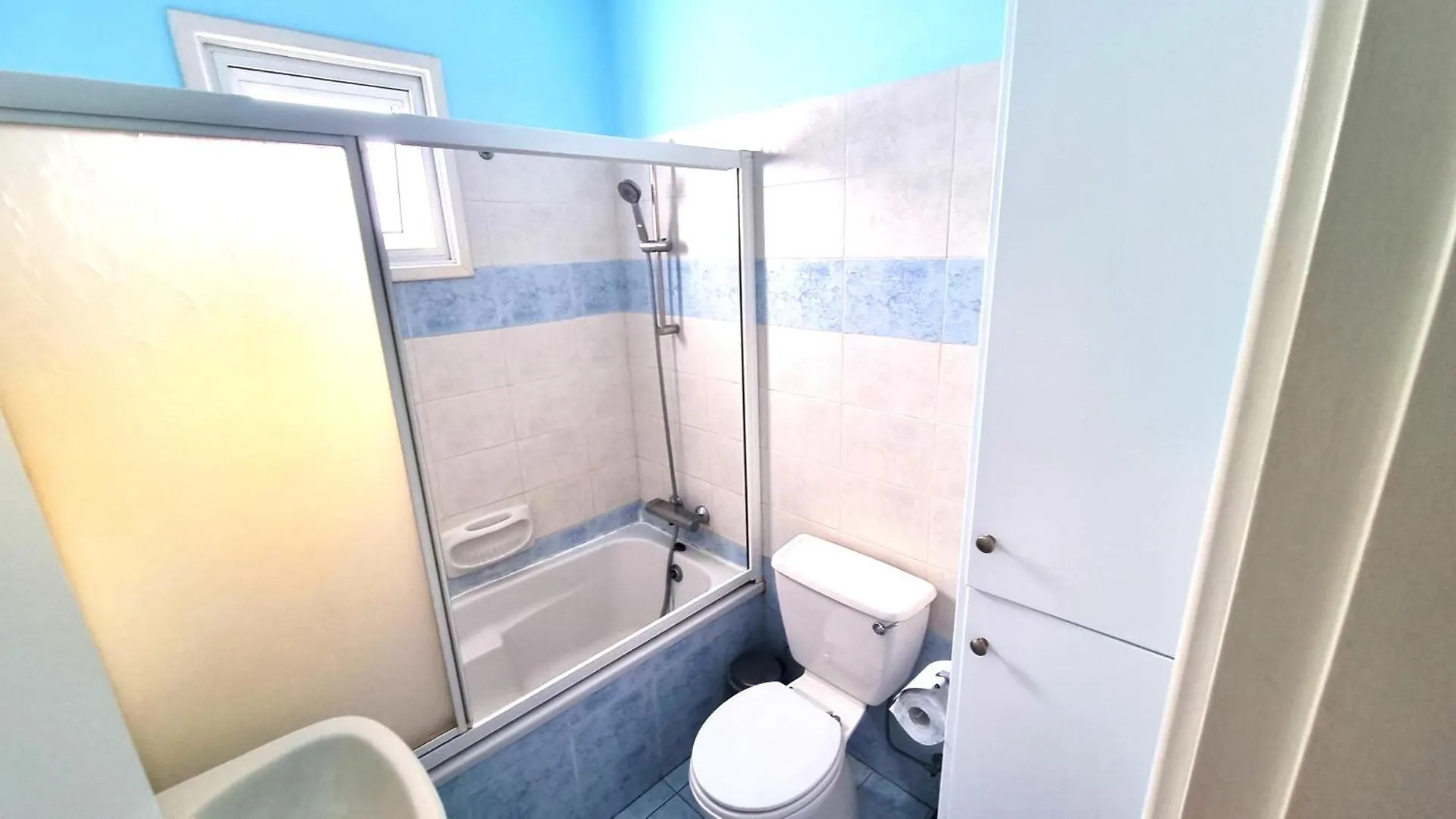 2Br Apt Coastal Comfort With Internet Access 라르나카 아파트